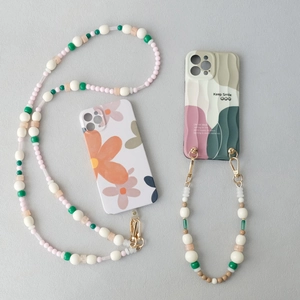 Cordon en perles acryliques avec coques fleuries et ondulées motif Keep Smile