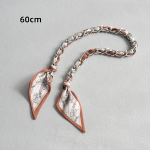 Détail de la bandoulière de 60cm en chaîne argentée et foulard en soie marron