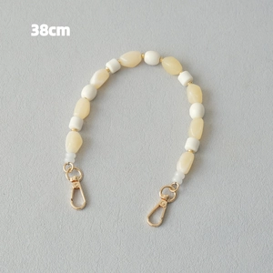 Détail de la chaîne de perles acryliques de 38cm avec perles en résine et fermoirs dorés