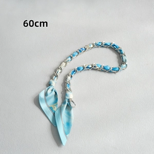 Détail d'une bandoulière 60cm en foulard de soie bleu clair tissé de métal argenté