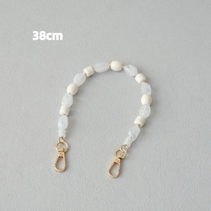 Détail de la chaîne de 38cm en perles acryliques mates avec fermoirs dorés raffinés