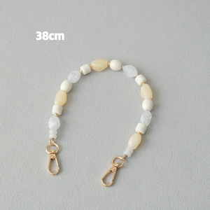 Détail d'une chaîne de perles en acrylique de 38 cm avec fermoirs dorés pour sacs ou mobiles