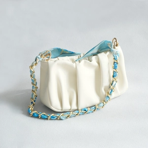 Détail du sac nuage plissé crème avec chaîne dorée et foulard en soie à fleurs