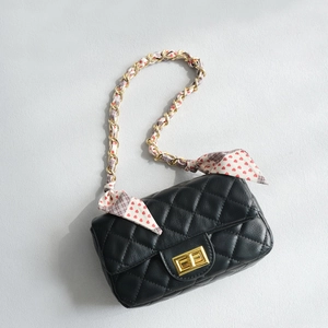 Sac bandoulière matelassé noir avec fermoir doré et chaîne ornée d'un foulard