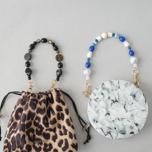 Pochette léopard en satin et sac à main en acrylique marbré avec bandoulière en perles