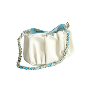Sac nuage blanc plissé avec bandoulière chaîne dorée entrelacée d'un foulard en soie