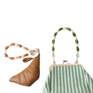 Sac croissant en cuir marron et pochette à rayures vertes avec anses en perles acrylique