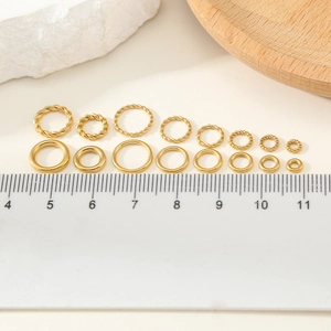 Anneaux de jonction dorés en acier inoxydable de tailles variées pour création de bijoux