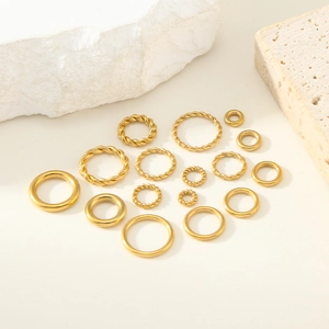 Détail d'anneaux fermés dorés en acier inoxydable, torsadés et lisses pour bijoux DIY