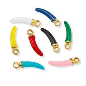 Set di otto ciondoli cornicello colorati in smalto con anellini dorati per gioielli fai da te
