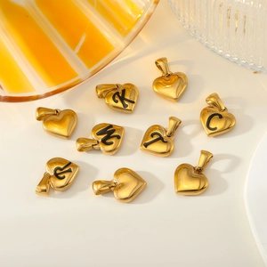 Pendentifs cœur en acier inoxydable doré poli avec gravures alphabétiques élégantes
