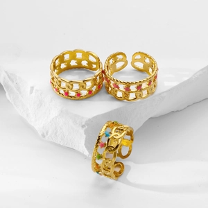 Ensemble de trois bagues chaîne dorées avec étoiles en émail coloré sur socle blanc