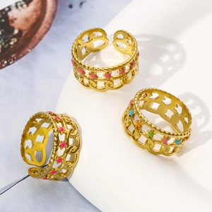 Détail d'une bague chaîne gourmette dorée avec bords colorés et motifs de cœur évidés