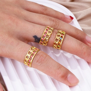Bague chaîne cubaine dorée avec étoiles colorées au design minimaliste empilé