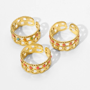 Lot de trois bagues dorées style chaîne avec pois en émail coloré et taille ajustable