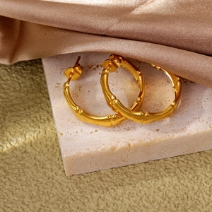 Orecchini a cerchio in acciaio inossidabile placcato oro 18k con design a bambù