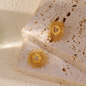 Französische 18k Gold Herz Sonnenstrahl Ohrstecker auf beigem Travertin-Stein