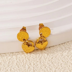 Boucles d'oreilles cœur 18k élégantes avec texture martelée vintage et fini mat