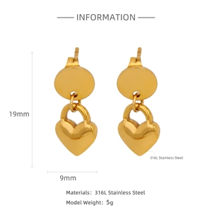 Vue détaillée de boucles d'oreilles cœur en or 18 carats montrant les dimensions
