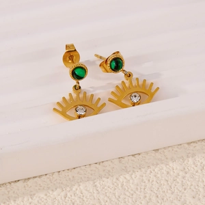 Dettaglio degli orecchini Occhio del Male in oro 18k con pietre verdi e zirconi lucidi