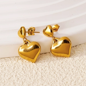 Boucles d'oreilles double cœur en or poli avec un éclat miroir élégant et minimaliste