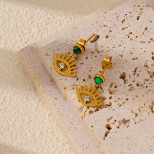 Dettaglio macro di orecchini Malocchio con smeraldo verde e finitura in oro 18 carati