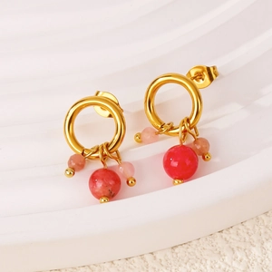 Orecchini a cerchio in acciaio placcato oro 18k con perle rosse e rosa su base bianca
