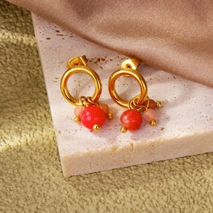 Orecchini a cerchio in oro 18k con perline rosse e rosa su base di pietra