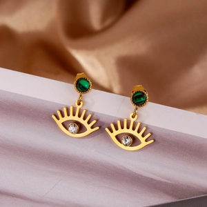 Dettaglio degli orecchini occhio di Allah in oro 18k con pietra verde e piccoli cristalli