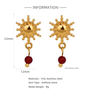 Dettagli degli orecchini a girasole dorati con rubini e dimensioni precise di 22 mm