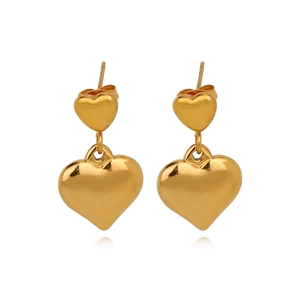Boucles d'oreilles pendantes double cœur dorées au fini poli et design épuré