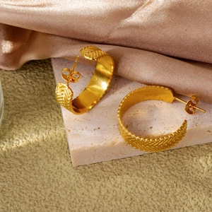 Vintage Stainless Steel C-Shape Hoop Earrings For Women Minimalist Gold Plated Geometric Textured Woven Herringbone Ear Stud Niche Jewelry