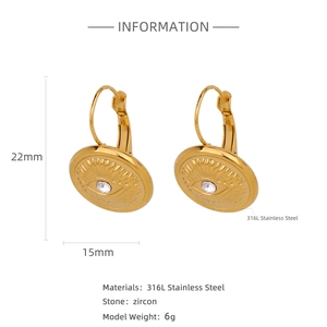 Détail des boucles d'oreilles Evil Eye or 18k avec hauteur 22mm et acier inoxydable 316L