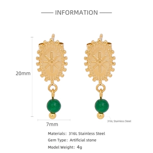 Detalle de pendientes sol dorados de 18k con piedras esmeralda y medidas exactas