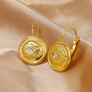 Détail des boucles d'oreilles Œil du Mal plaquées or 18 carats sur soie champagne