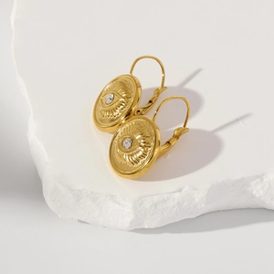 Détail de boucles d'oreilles Mauvais Œil en or 18k avec zircon sur pierre blanche