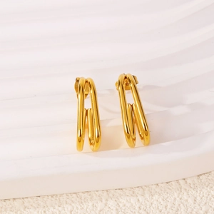 Pendientes de oro dobles en forma de U con acabado metálico pulido y un diseño minimalista