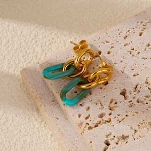 Détails des boucles d'oreilles en acrylique vert foncé et acier inoxydable plaqué or 18 carats