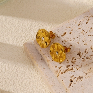Vue détaillée des boucles d'oreilles tournesol en or 18k avec texture étoilée radiante