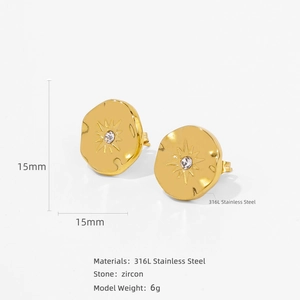 Boucles d'oreilles tournesol en acier 316L doré 18k avec texture martelée et zircon