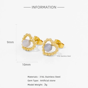 Détail des boucles d'oreilles cœur en acier 316L avec pierre violette et taille 10x9 mm