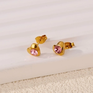 Boucles d'oreilles cœur dorées élégantes avec cristaux roses sur support minimaliste