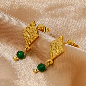 Orecchini vintage in oro testurizzato con pendenti in perline di smeraldo verde