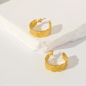 Close-up of woven wheat leaf texture on 18K gold plated vintage French style earrings