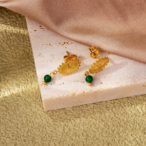 Pendientes vintage bañados en oro de 18k con diseño de sol y cuentas verde esmeralda