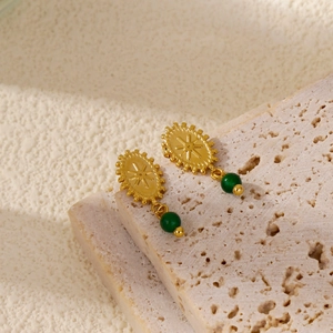 Detalle de aretes de acero 18k con cuenta verde esmeralda y textura de rayos de sol