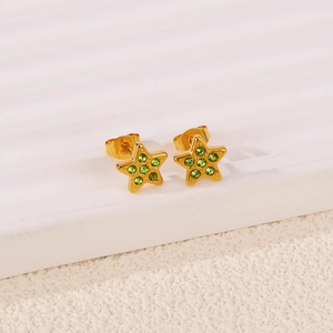 Exquisite goldene Stern-Ohrstecker mit grünen Strasssteinen auf weißem Display