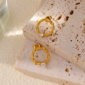 Λεπτομερής όψη από στριφτούς κρίκους 18k χρυσού με ένθετο από αστραφτερό ζιργκόν