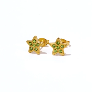 Pentagramm Gold Ohrstecker mit eingelegten grünen Edelsteinen auf weißem Hintergrund
