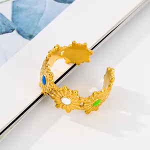 Detalle de anillo de girasol chapado en oro de 18k con detalles de esmalte azul y verde